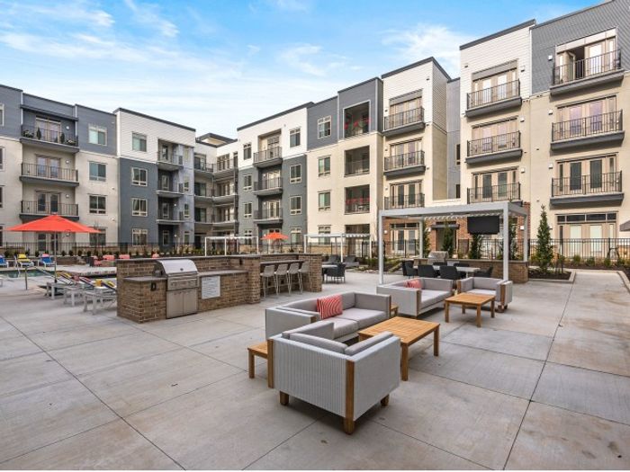 Resident Sun Deck | Overland Park KS Apartment For Rent | Avenue 80