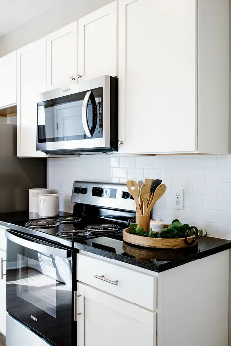Black Granite Kitchen Countertops | Crescent Woods Apartments | Apartments in Gahanna, OH