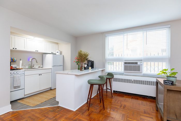 Washington Place Apartments - Bright Kitchen