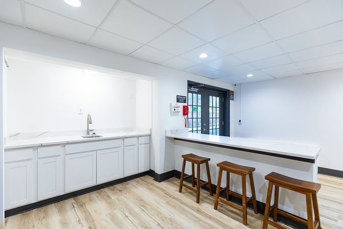 Washington Place Apartments - Modern Lounge Area