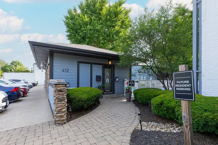 Tivoli Apartments - Entrance Walkway