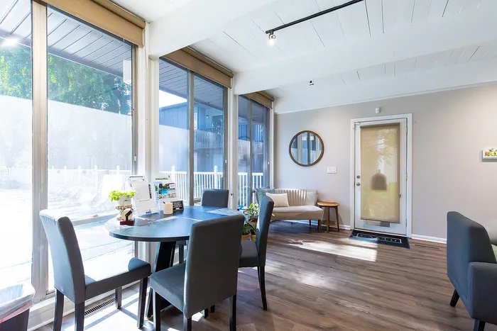 Tivoli Apartments - Bright Sitting Area