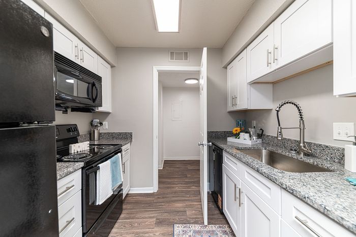 Brookhaven Apartments - Modern Kitchen