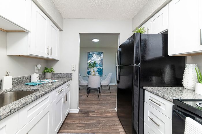 Brookhaven Apartments - Modern Kitchen