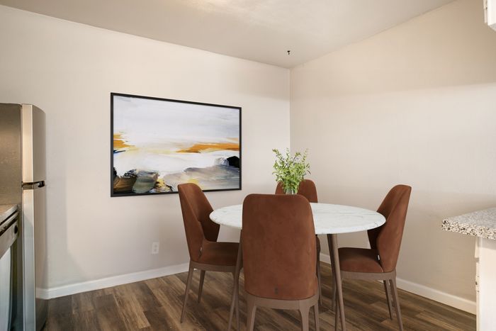 1 Bedroom Reno - Eat in Kitchen