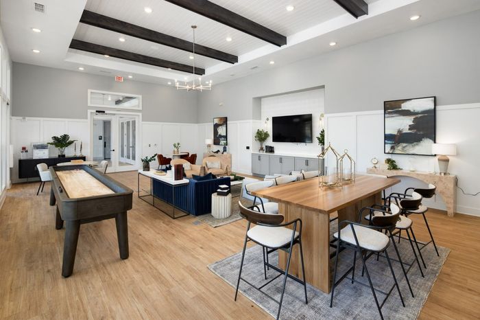 Bright, furnished Clubhouse