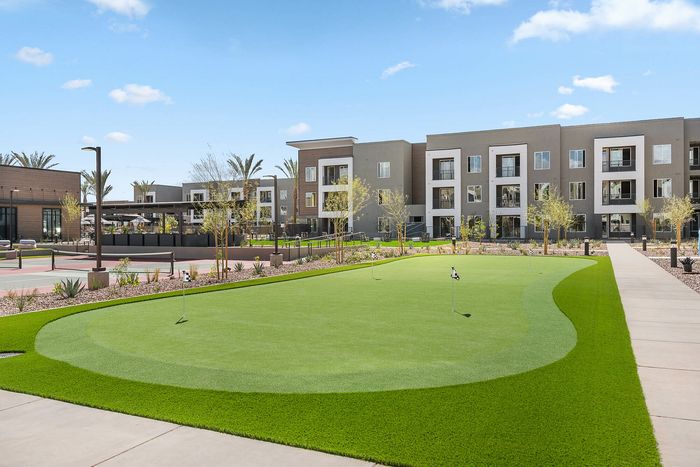 Navona exterior Putting green