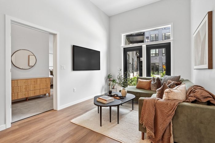 2BR, 2BA - 1,000SF - Living Room
