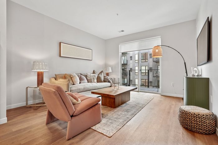 1BR, 1BA - 712SF - Living Room