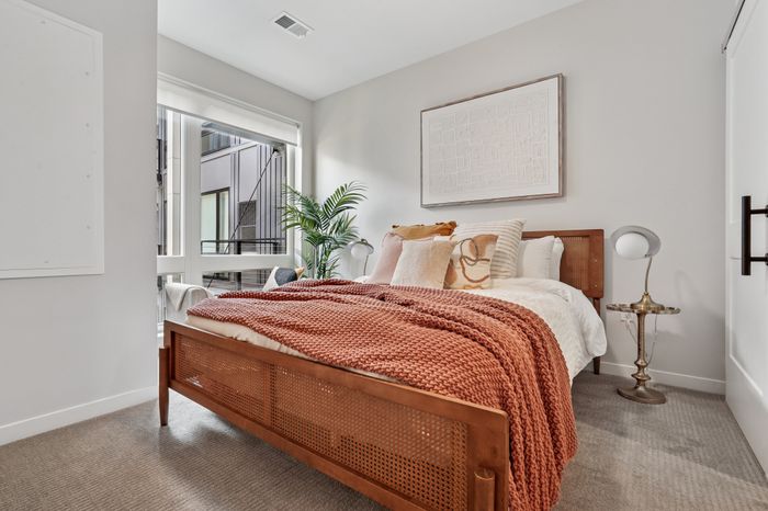 1BR, 1BA - 712SF - Bedroom