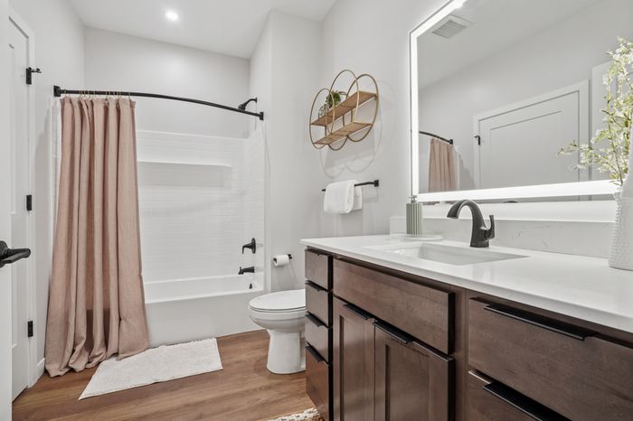 1BR, 1BA - 712SF - Bathroom