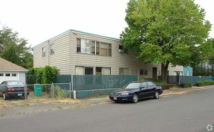 Orlo Apartments; Pet friendly studio, one, two bedroom affordable apartment homes near downtown Portland Oregan