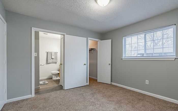 Lexington Apartments - Bedroom with Closet