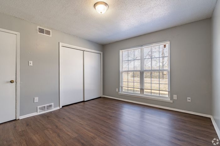Colonial Village Apartments - Empty Room