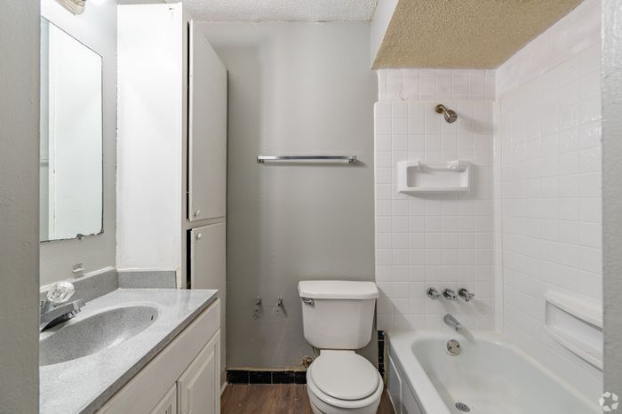 Colonial Village Apartments - Bathroom