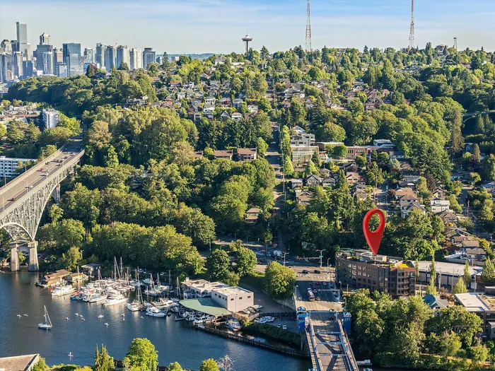 Charming apartment location marked amid lush greenery, near bustling Seattle skyline and serene marina, perfect for urban nature lovers.