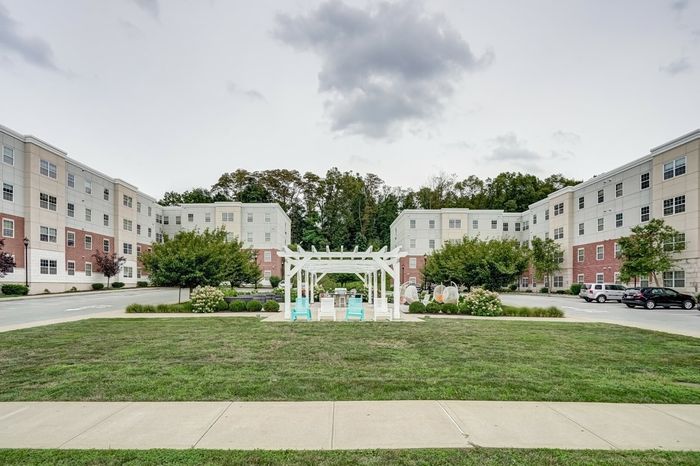 Buildings with Courtyard Fox Run at Fulton | Poughkeepsie, NY