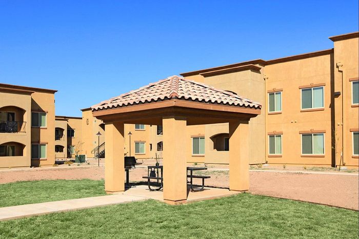 Raintree Exterior view of apartment and grounds