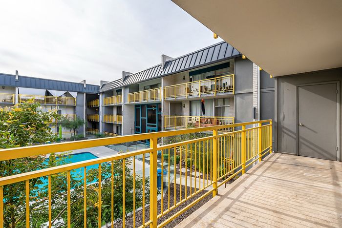 Avenue 19 Balcony