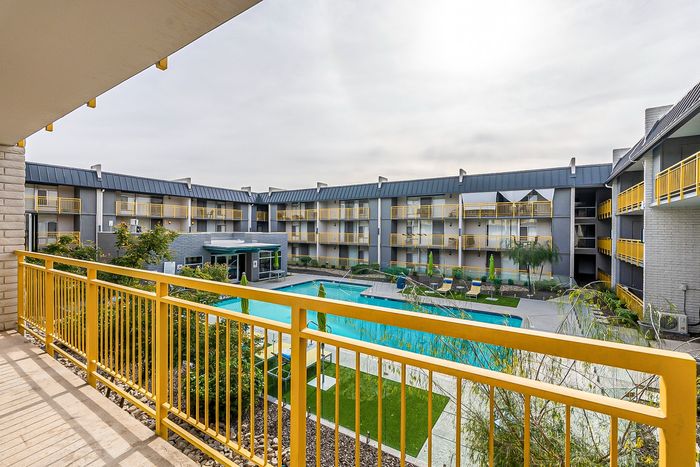 Avenue 19 Balcony