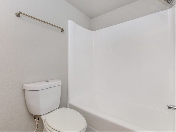 Lumina on 19th Classic1x1 Bath