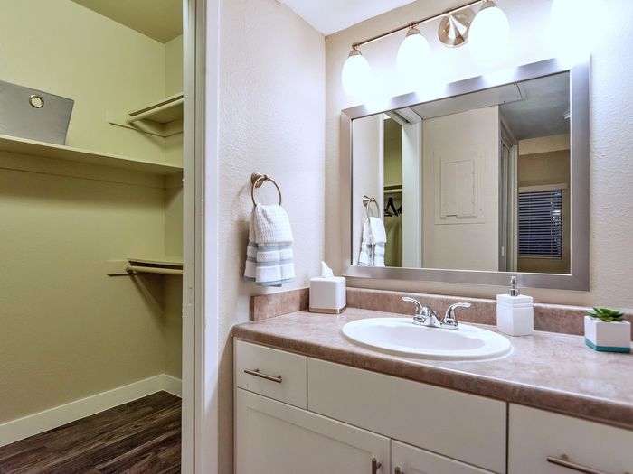 Midtown Flats bathroom