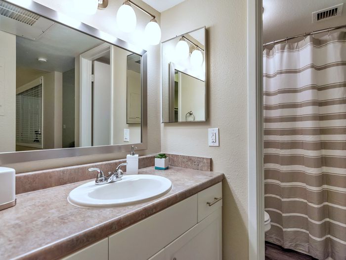 Midtown Flats bathroom