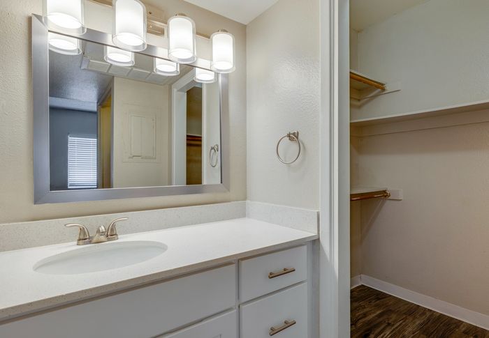 Midtown Flats bathroom