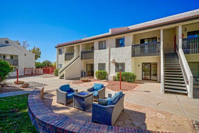 Rancho Verde Outdoor Lounge