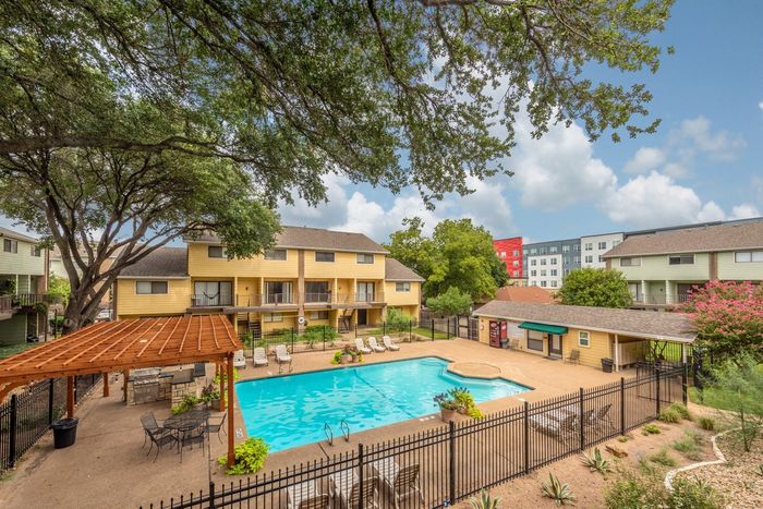 The Bruin West Campus Apartment Homes, Waco, Texas