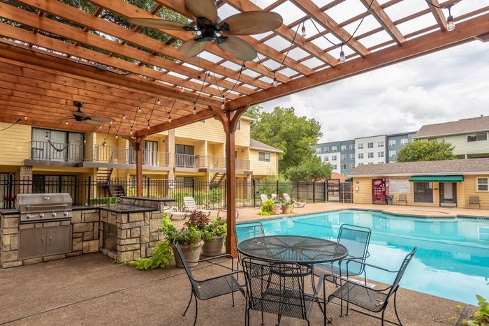 The Bruin West Campus Apartment Homes, Waco, Texas