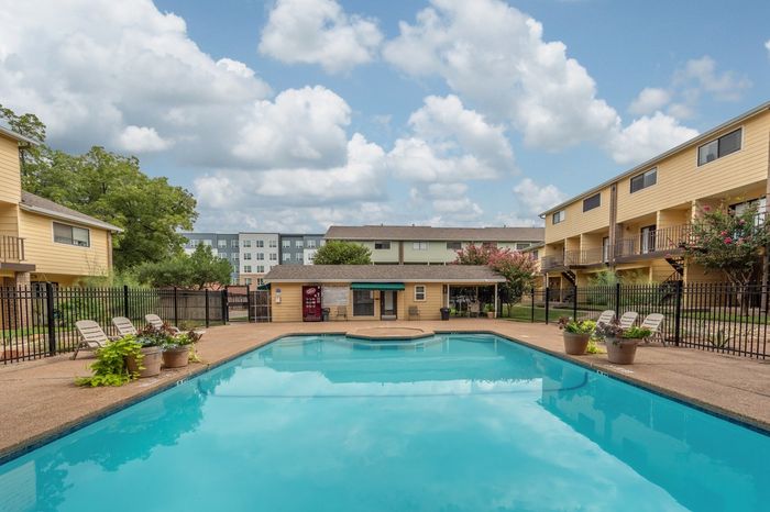The Bruin West Campus Apartment Homes, Waco, Texas