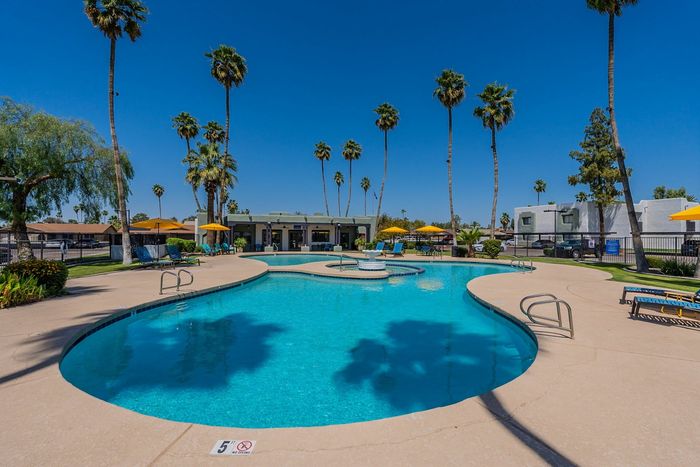 Club Valencia resort style pool