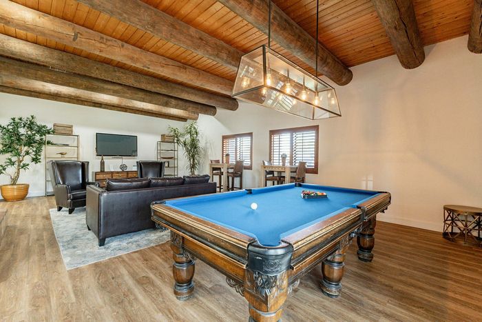 Club Valencia clubhouse billiards
