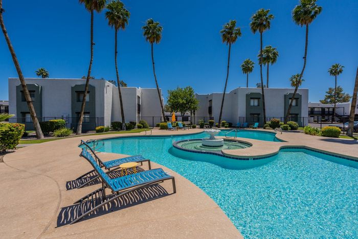 Club Valencia resort style pool