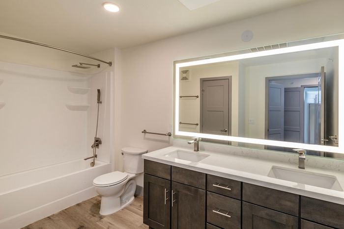 Eldorado Springs Apartments Bathroom
