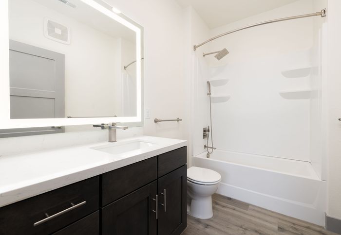 Eldorado Springs Apartments Bathroom