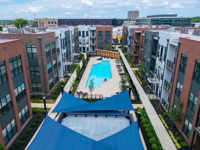 8 on the Park Pool