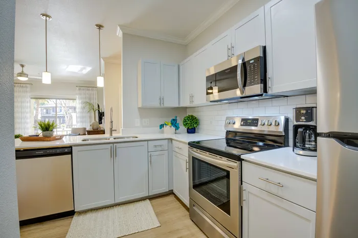 Platinum Kitchen Lunaire Apartments | Goodyear, Arizona