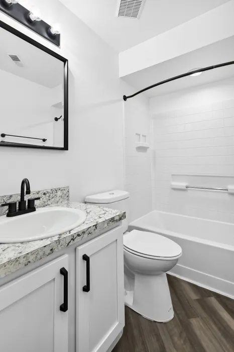 Traditional Bathroom | The Residence at Turnberry | Columbus Apartments