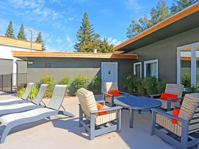 Pool Seating The Davenport Apartments For Rent Sacramento