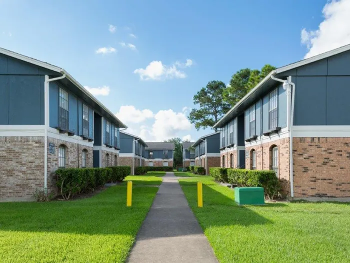 Barringer Square | Webster, TX | Beautifully Landscaped Grounds