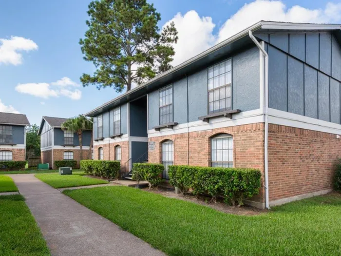 Barringer Square | Webster, TX | Lush Greenery and Beautiful Landscaping