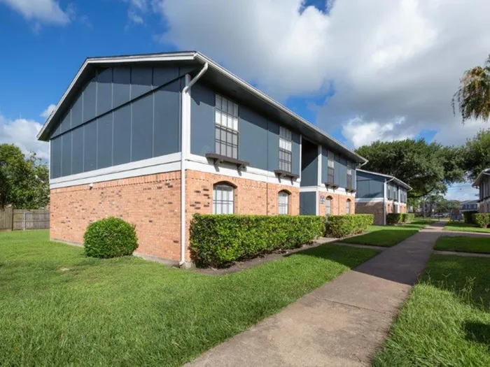 Barringer Square | Webster, TX | Exterior and Beautifully Landscaped Grounds