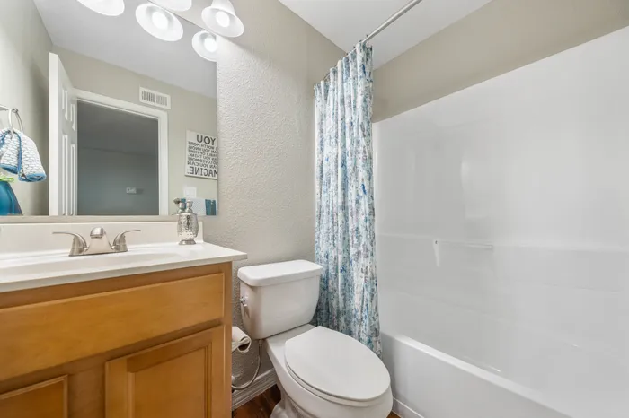 Solaire on Scottsdale | Tempe, AZ | Bathroom w/ Shower/Tub Combination
