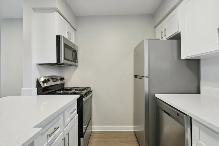 Bay Crossing | Tampa, FL | Kitchen w/ Stainless Steel Appliances