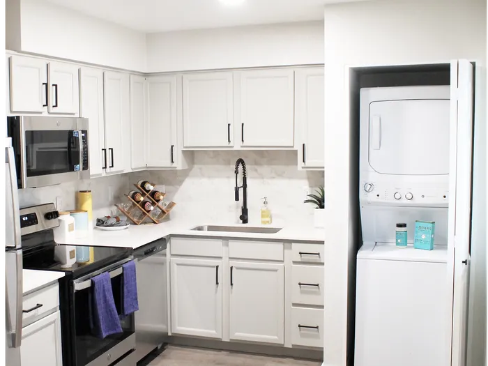 Solaire on Scottsdale | Tempe, AZ | Kitchen and In-Unit Washer/Dryer