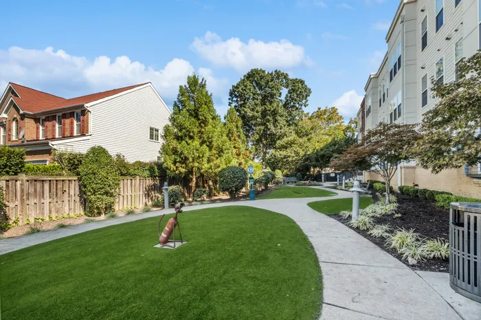 The Shelby | Alexandria, VA | Beautifully Landscaped Grounds