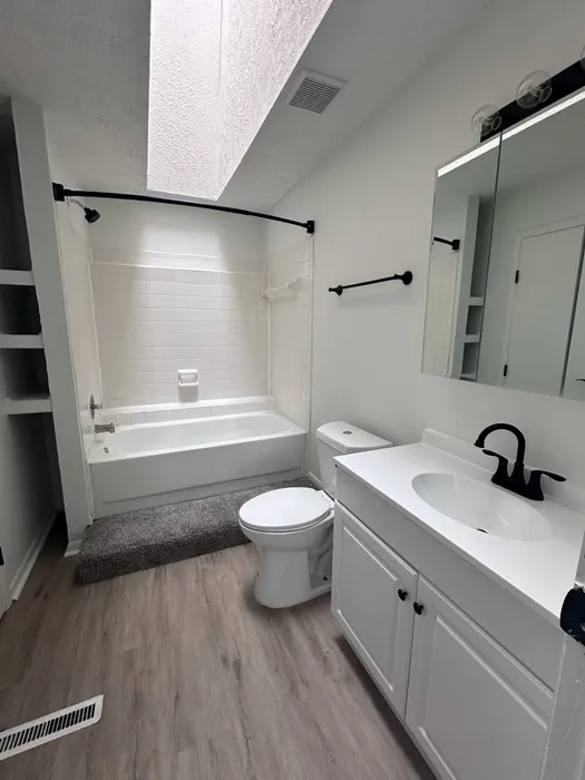 Hickory Creek Apartments | Columbus, OH | Modern Bathroom
