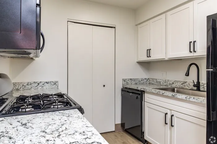 Aspire Apartment Homes | Canal Winchester, OH | Kitchen w/ White Cabinetry